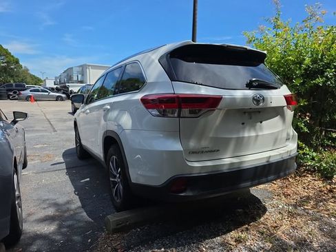 Used 2019 Toyota Highlander XLE FWD image 4