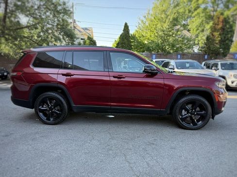 Used 2023 Jeep Grand Cherokee L Limited w/ Black Appearance Package AWD/4WD image 4