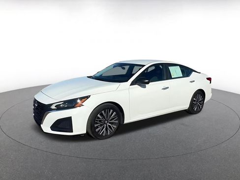 Used 2025 Nissan Altima 2.5 SV image 8