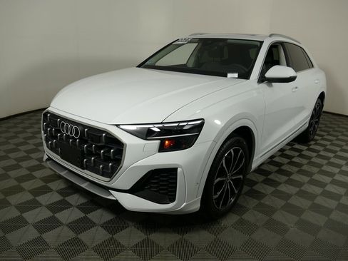 Used 2024 Audi Q8 Premium image 7