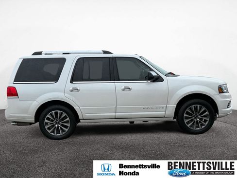 Used 2017 Lincoln Navigator Select image 6