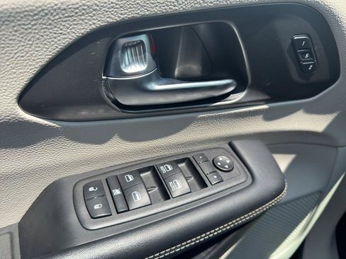 Used 2023 Chrysler Pacifica Touring-L FWD image 11