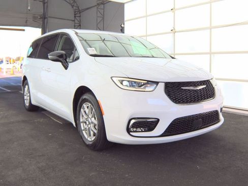 Used 2024 Chrysler Pacifica Touring-L image 3