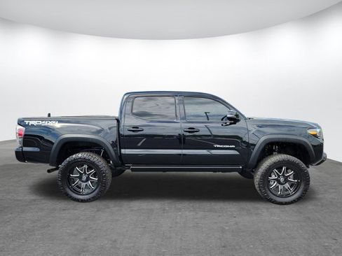 Used 2021 Toyota Tacoma TRD Off-Road w/ TRD Premium Off Road Package AWD/4WD image 3