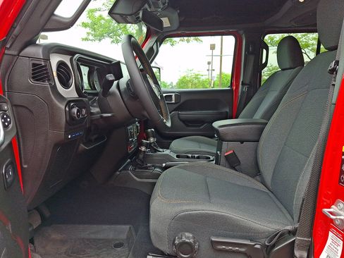 Used 2024 Jeep Wrangler Unlimited AWD/4WD image 13