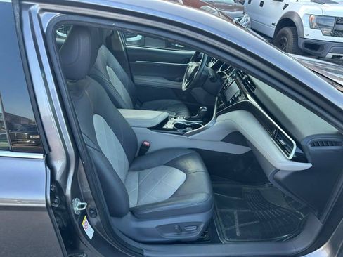 Used 2018 Toyota Camry XLE FWD image 12