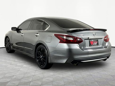 Used 2017 Nissan Altima 2.5 SR w/ Midnight Edition Package FWD image 4