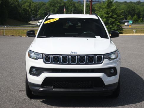 Used 2024 Jeep Compass Latitude AWD/4WD image 2