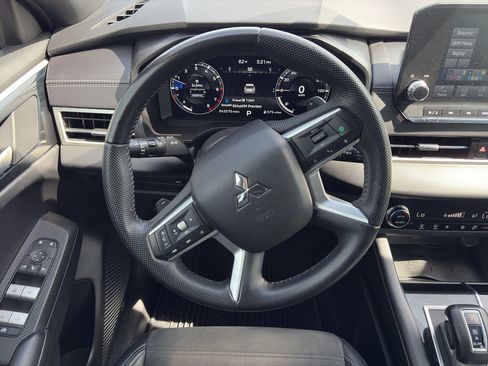 Used 2023 Mitsubishi Outlander SE Black Edition image 12