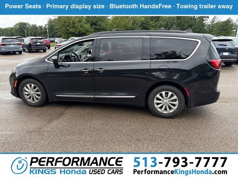 Used 2017 Chrysler Pacifica Touring-L FWD image 1
