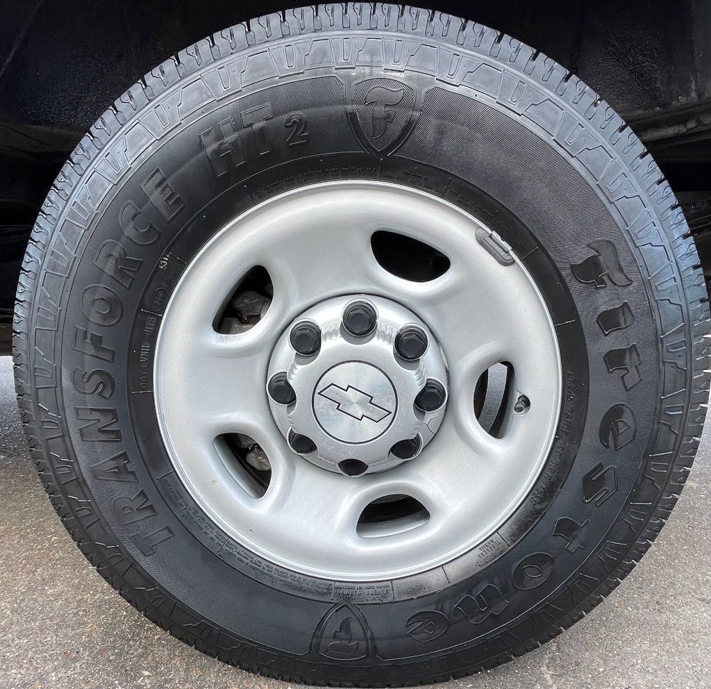 Used 2017 Chevrolet Express 2500 Extended RWD image 12