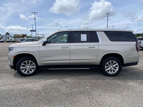 Used 2021 Chevrolet Suburban Premier w/ Premium Package AWD/4WD image 4