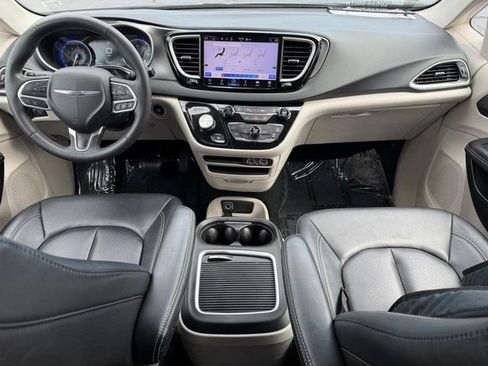 Used 2024 Chrysler Pacifica Touring-L FWD image 12