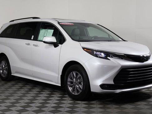 Used 2026 Toyota Sienna XLE FWD image 3