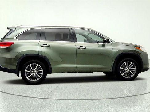 Used 2018 Toyota Highlander XLE AWD/4WD image 4