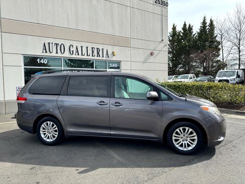Used 2011 Toyota Sienna Limited image 2