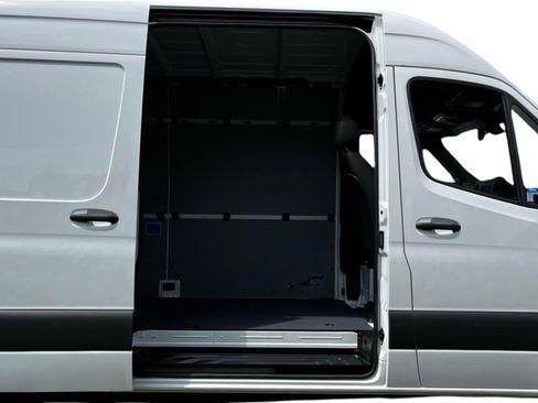Used 2022 Mercedes-Benz Sprinter 2500 image 4