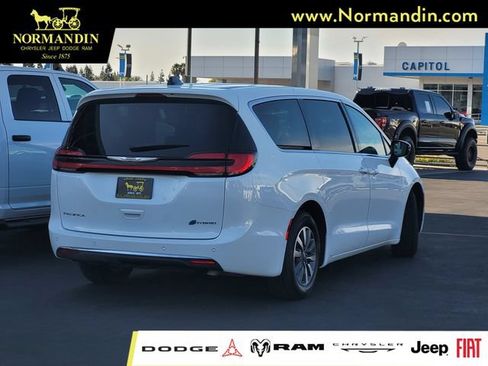 Used 2024 Chrysler Pacifica Limited FWD image 4