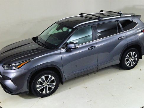 Used 2023 Toyota Highlander XLE image 18