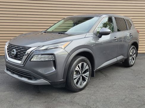 Used 2022 Nissan Rogue SV image 2
