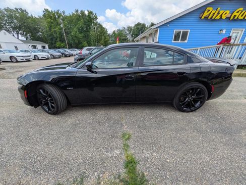 Used 2017 Dodge Charger R/T w/ Plus Group RWD image 3