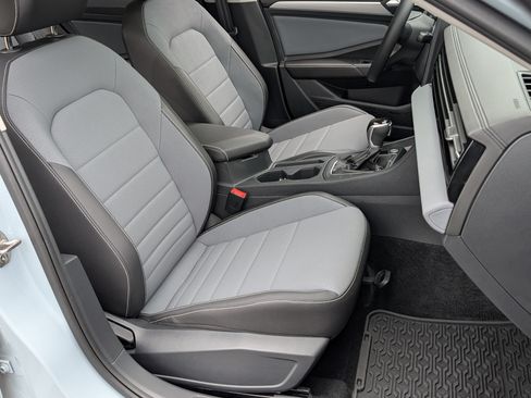 Used 2025 Volkswagen Jetta SE w/ Sunroof Package FWD image 21