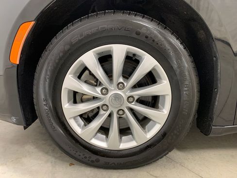 Used 2018 Chrysler Pacifica Touring-L FWD image 2
