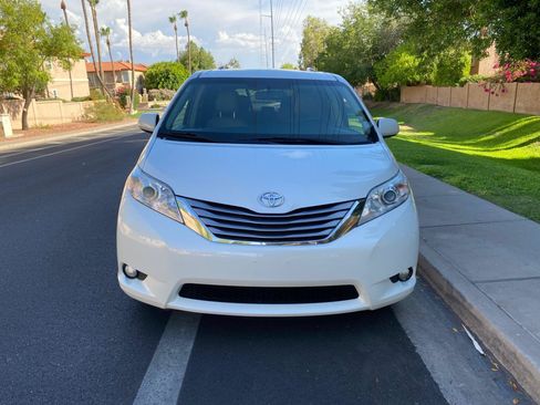 Used 2015 Toyota Sienna XLE Premium FWD image 3