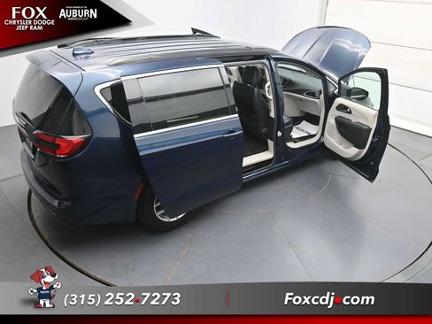 Used 2022 Chrysler Pacifica Touring-L FWD image 40
