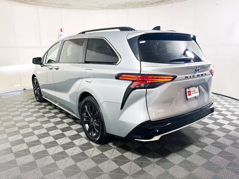 Certified 2023 Toyota Sienna XSE w/ XSE Plus Package FWD image 5