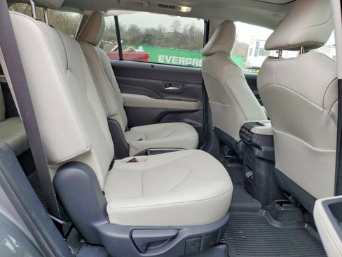 Used 2025 Toyota Grand Highlander AWD image 9