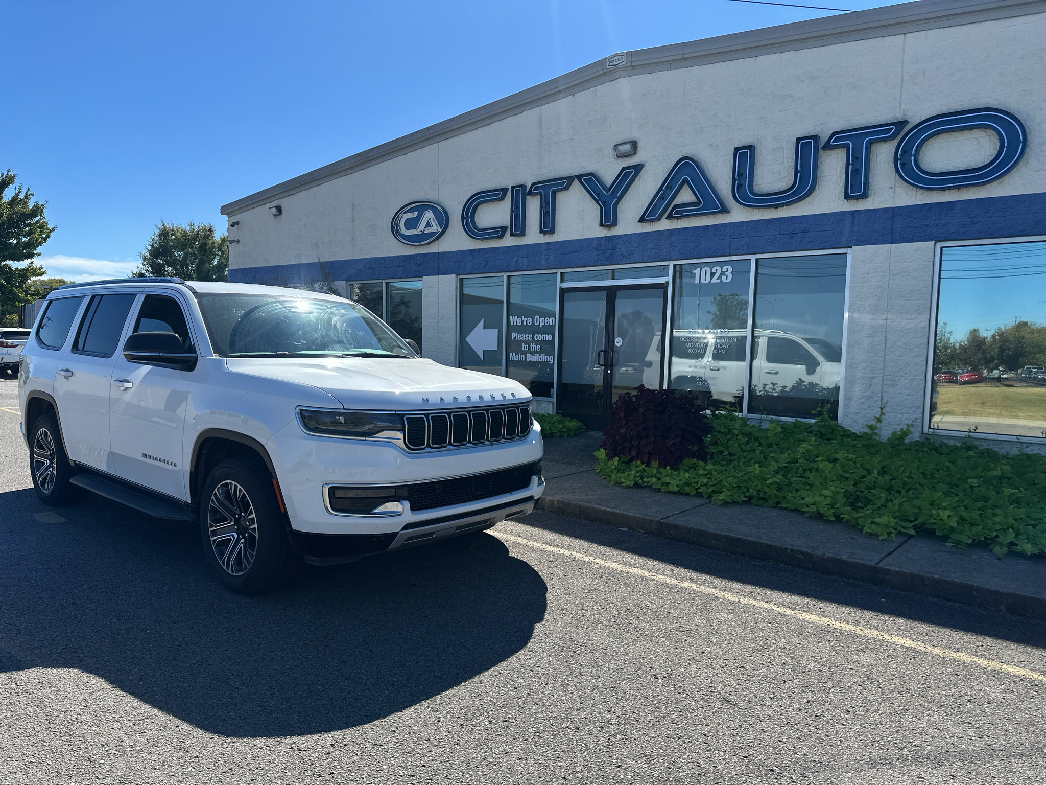 Used 2024 Jeep Wagoneer Series II w/ Flexible Seating Group RWD image 1