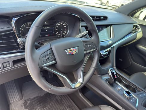 Used 2025 Cadillac XT6 Luxury image 39