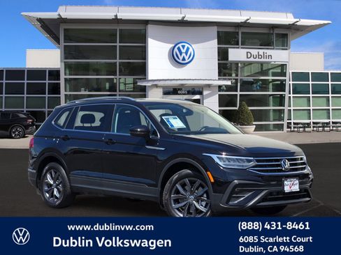 Used 2023 Volkswagen Tiguan SE w/ Panoramic Sunroof Package FWD image 1