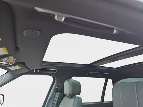 Used 2025 Land Rover Range Rover Long Wheelbase SE image 30