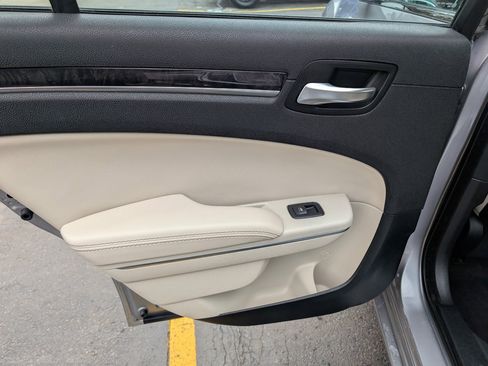 Used 2018 Chrysler 300 Limited image 21