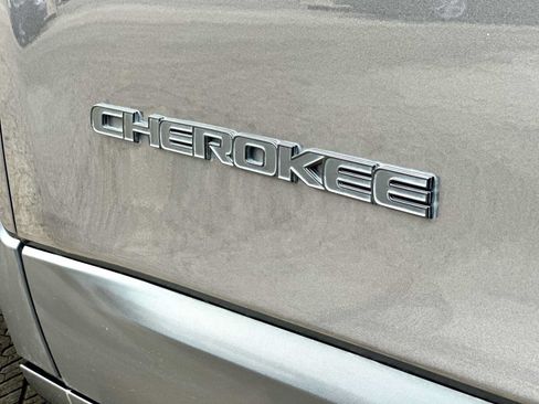 Used 2021 Jeep Cherokee Latitude Plus w/ Sun & Sound Group AWD/4WD image 15