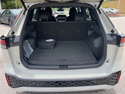 New 2026 Volkswagen Tiguan SE R-Line FWD image 23