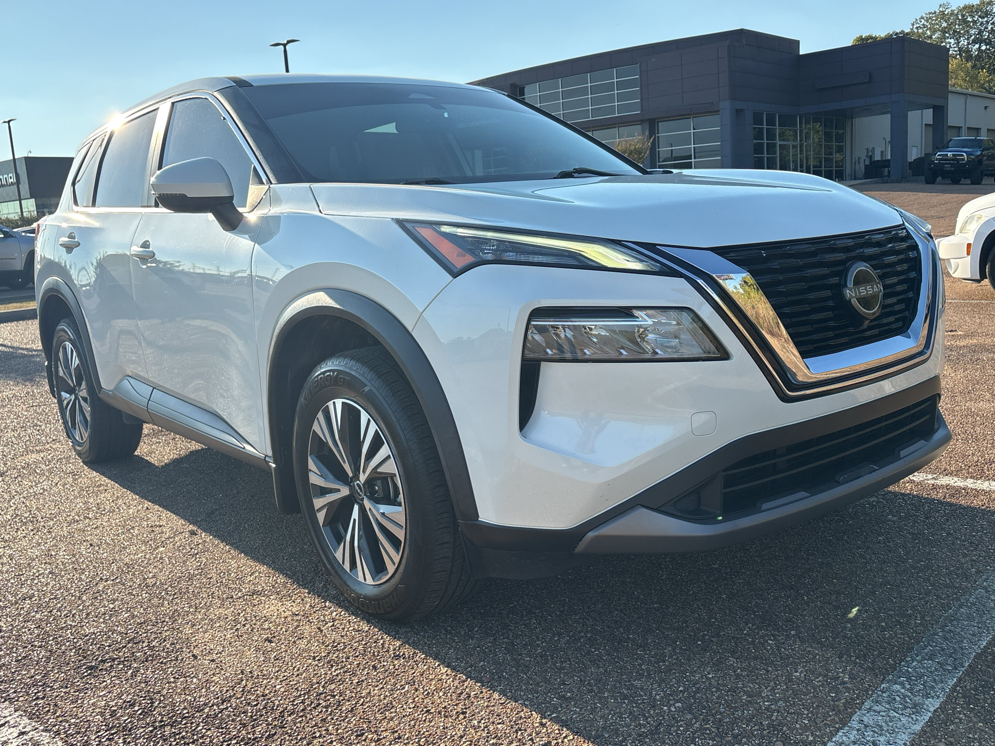 Used 2022 Nissan Rogue SV FWD image 1