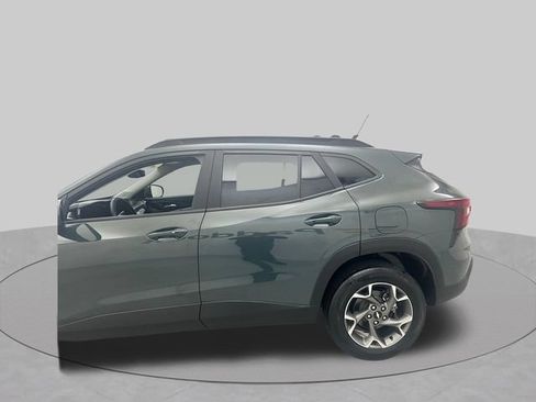 Used 2025 Chevrolet Trax LT w/ Driver Confidence Package FWD image 5