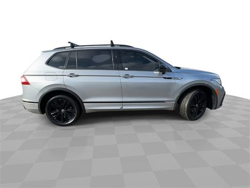 Used 2022 Volkswagen Tiguan SE R-Line image 9