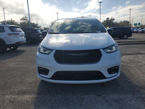 New 2026 Chrysler Pacifica Select image 3