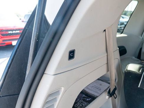 Used 2024 Chrysler Pacifica Touring-L FWD image 38