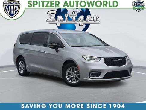 Used 2024 Chrysler Pacifica Touring-L FWD image 1