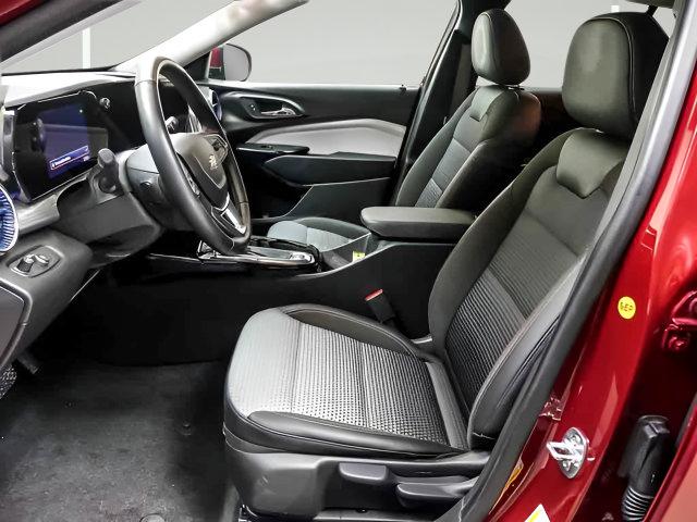 Used 2025 Chevrolet Trax LT w/ LT Convenience Package FWD image 8