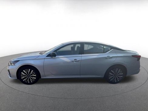 Used 2025 Nissan Altima 2.5 SV FWD image 8
