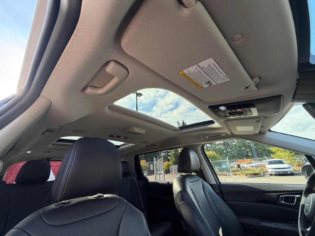 Used 2025 Kia Carnival SX w/ SX Dark Edition Package FWD image 28