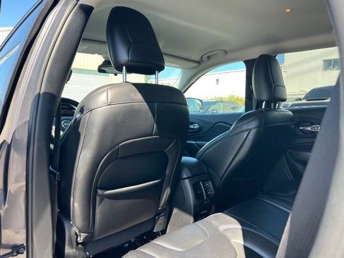 Used 2019 Jeep Cherokee Latitude Plus AWD/4WD image 9