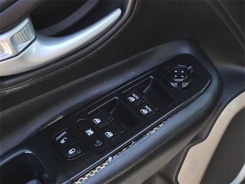 Used 2016 Jeep Renegade Limited image 17