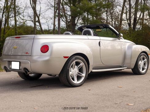 Used 2005 Chevrolet SSR w/ Preferred Equipment Group image 8